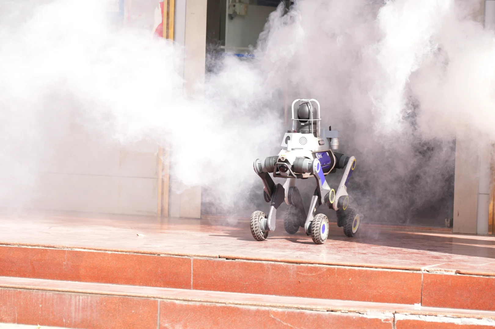 消防黑科技！机器狗成救援“隐形尖兵