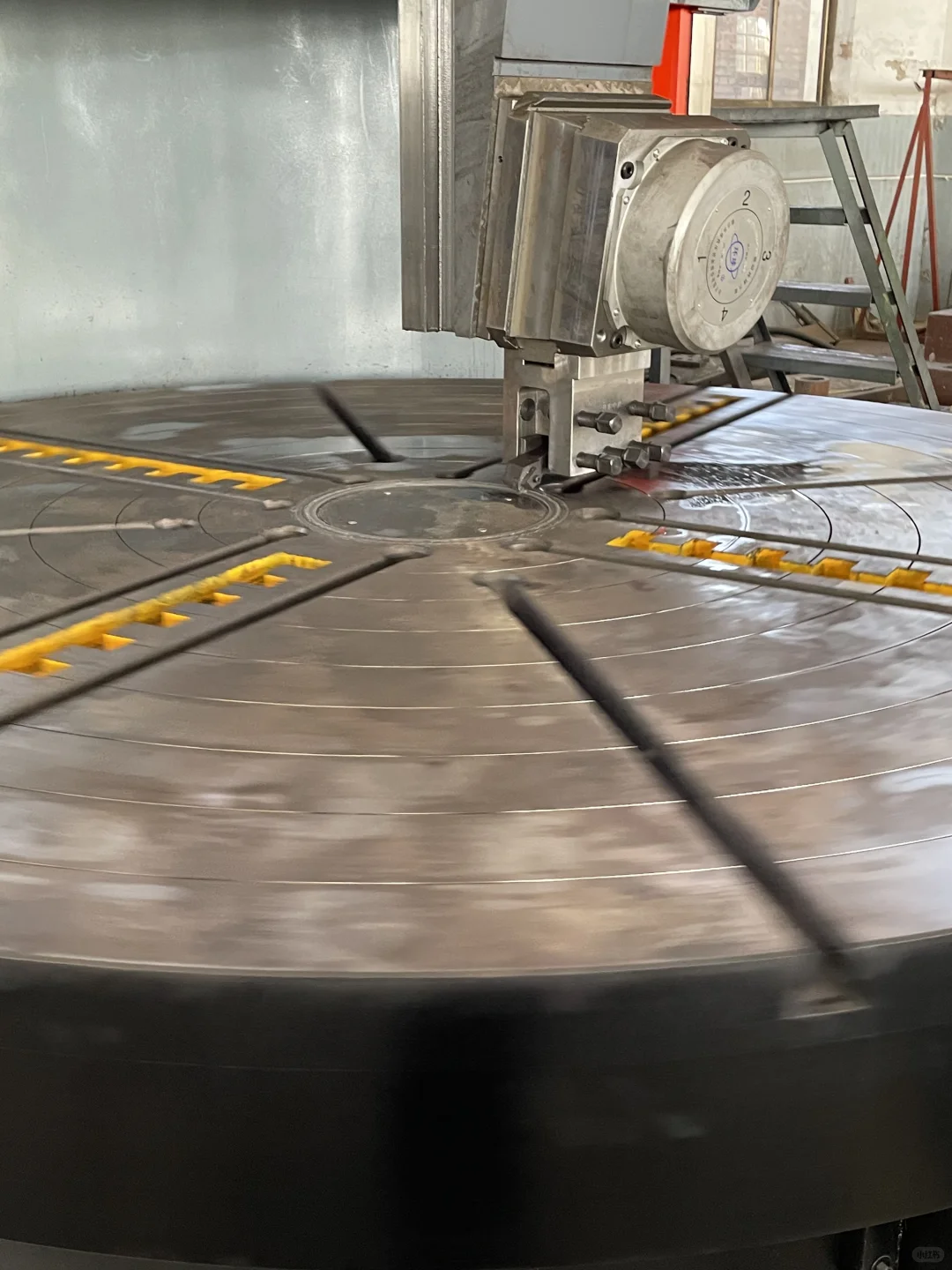 近距离看数控立车工作台