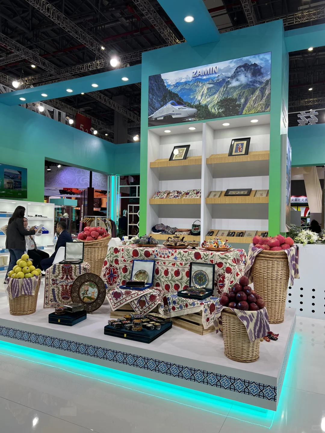 已到达进博会现场，人山人海！