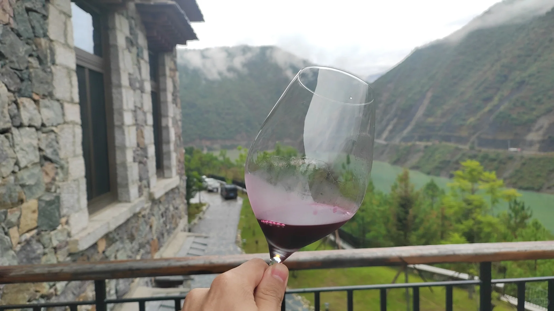 葡萄酒硕士毕业，做了四年市场又回到酒庄