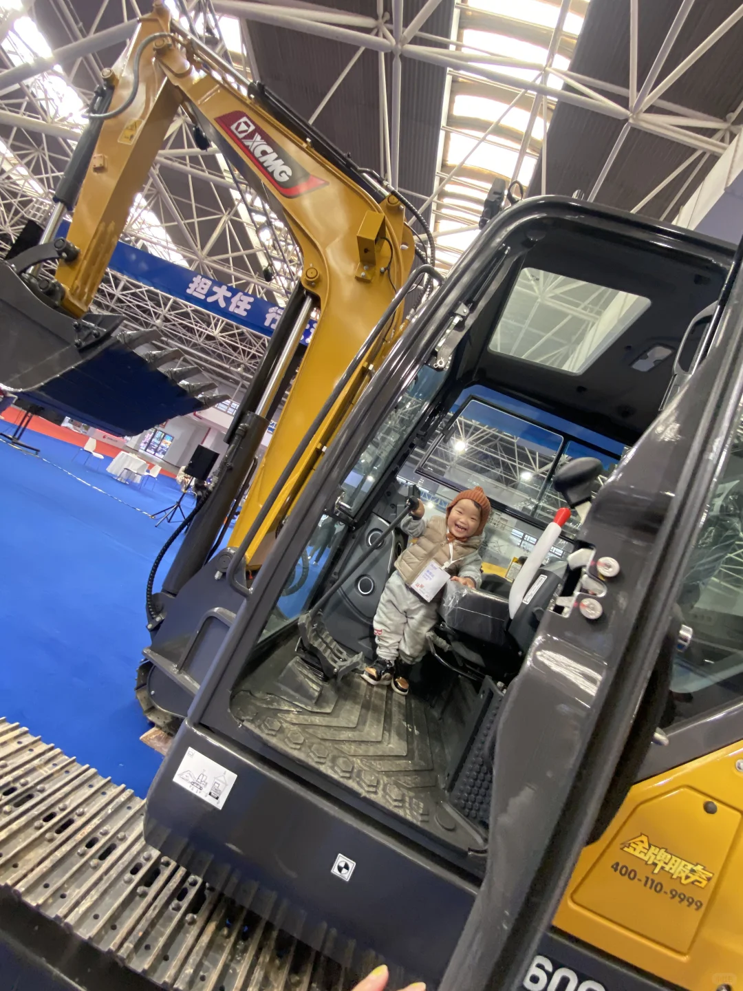 打开遛娃新思路?帮2岁挖掘机男孩圆梦