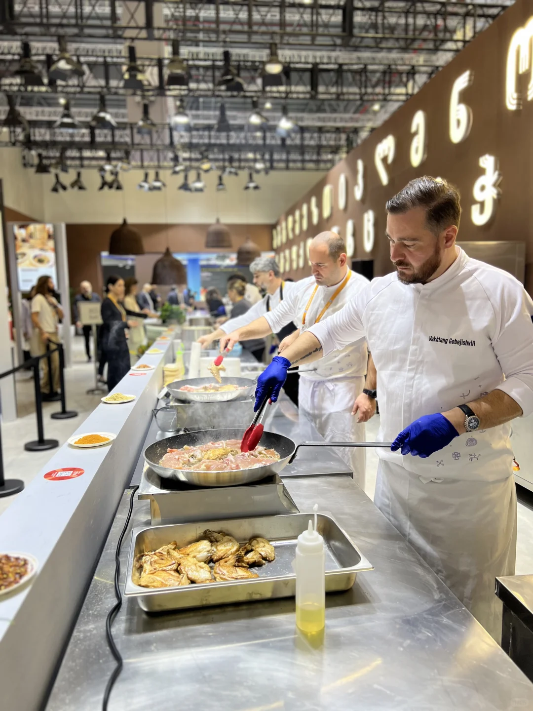 已到达进博会现场，人山人海！