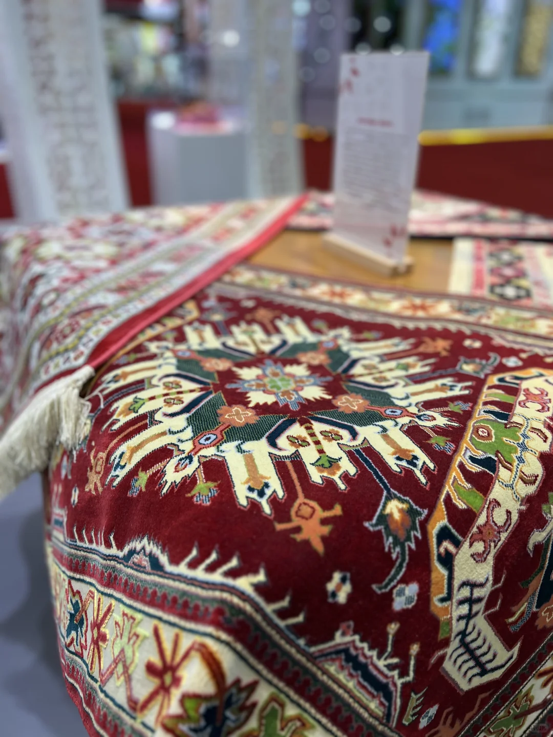 已到达进博会现场，人山人海！