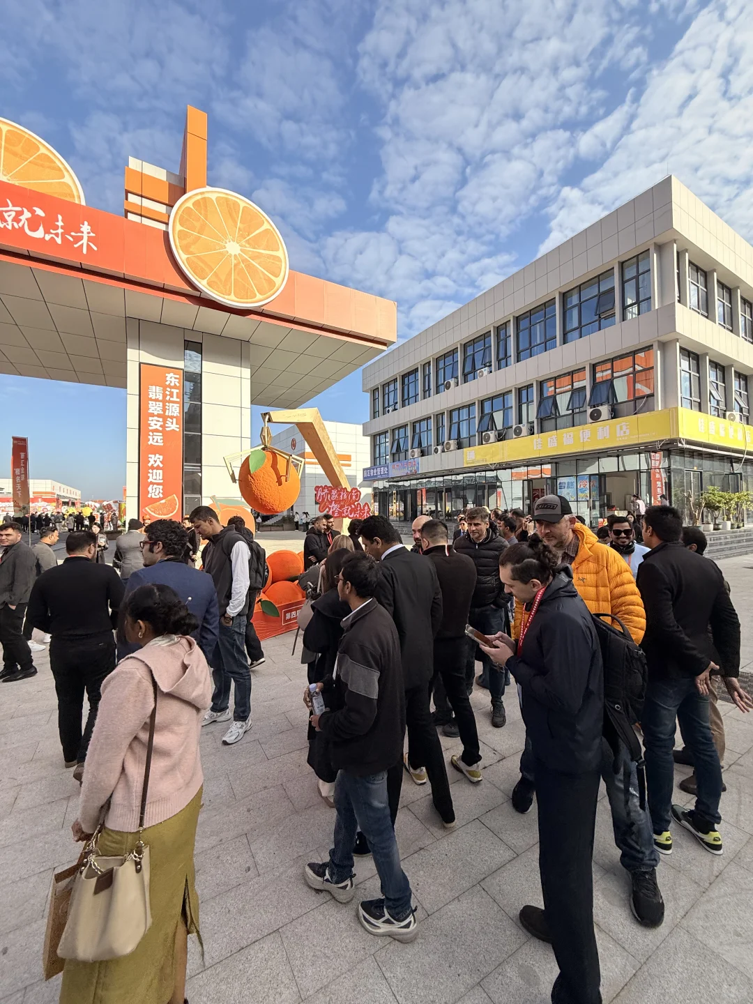 赣州这里！好多人好热闹~脐橙节?