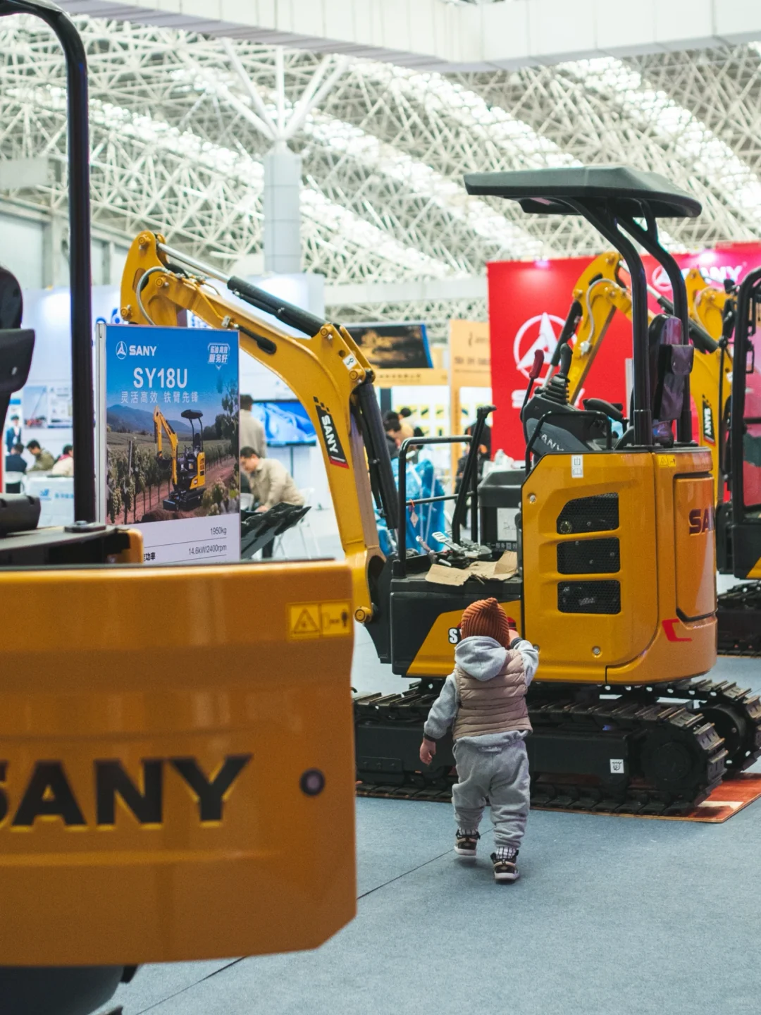 打开遛娃新思路?帮2岁挖掘机男孩圆梦