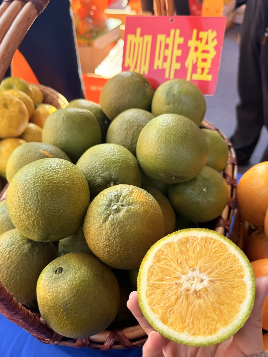 赣州这里！好多人好热闹~脐橙节?