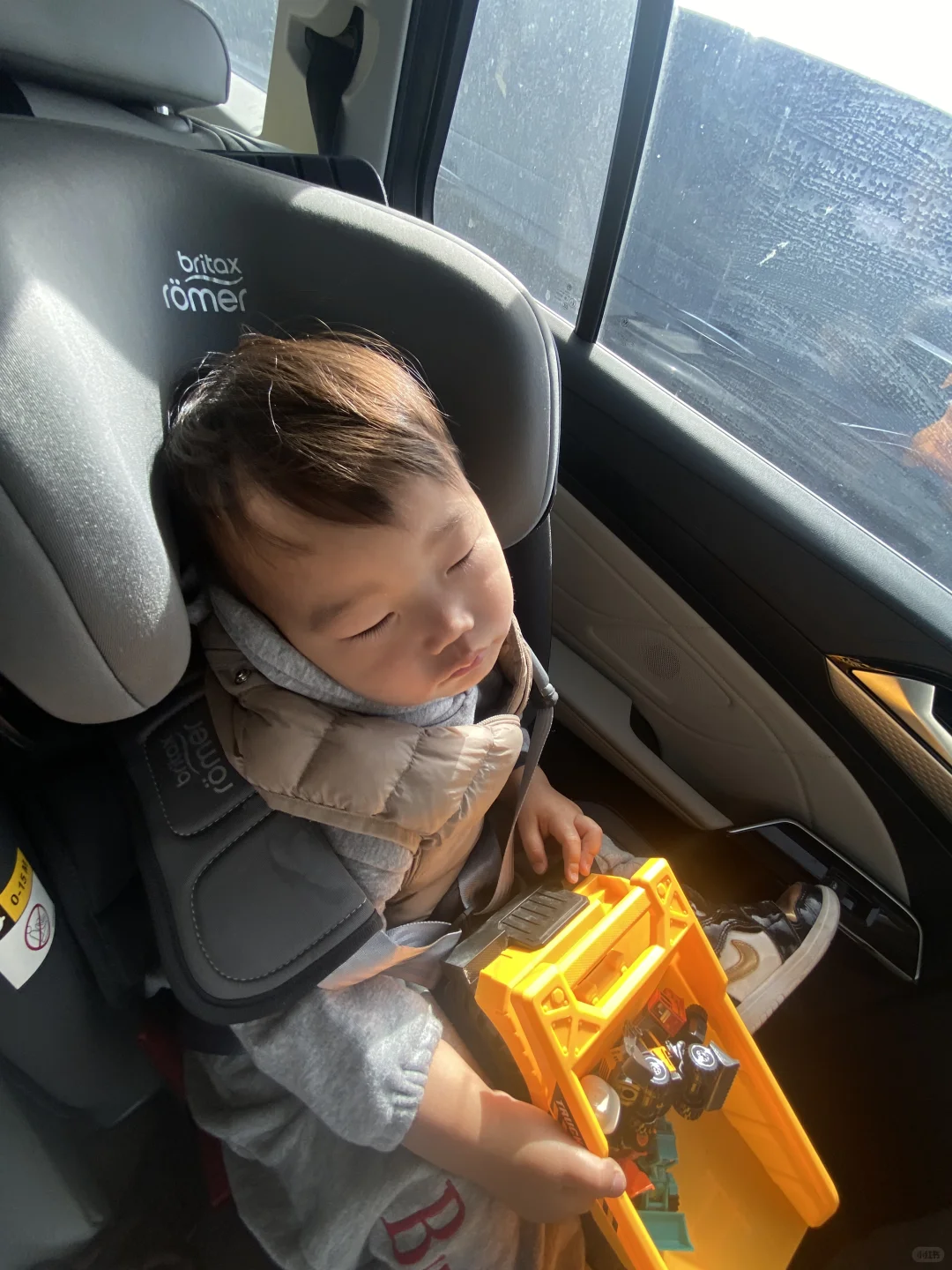 打开遛娃新思路?帮2岁挖掘机男孩圆梦