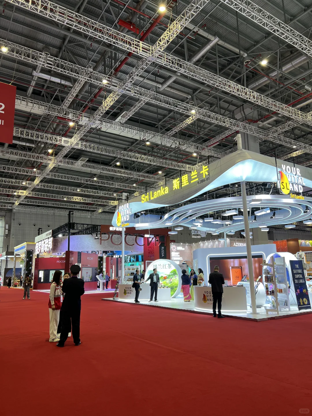 已到达进博会现场，人山人海！