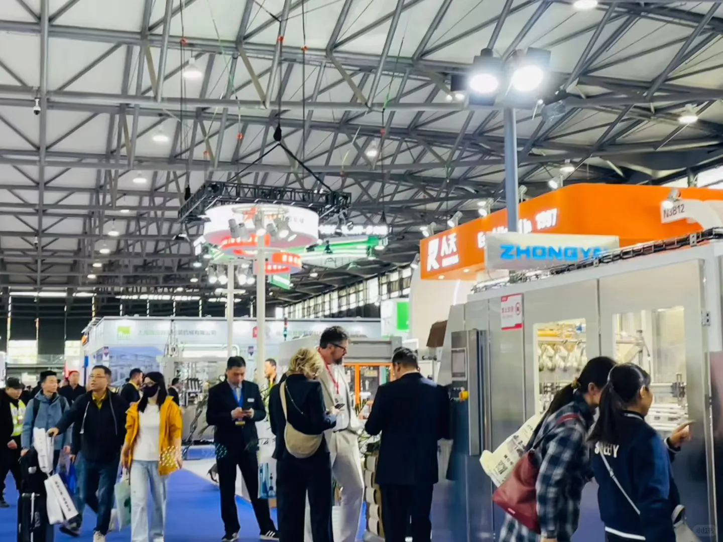 上海宝马展今年人山人海