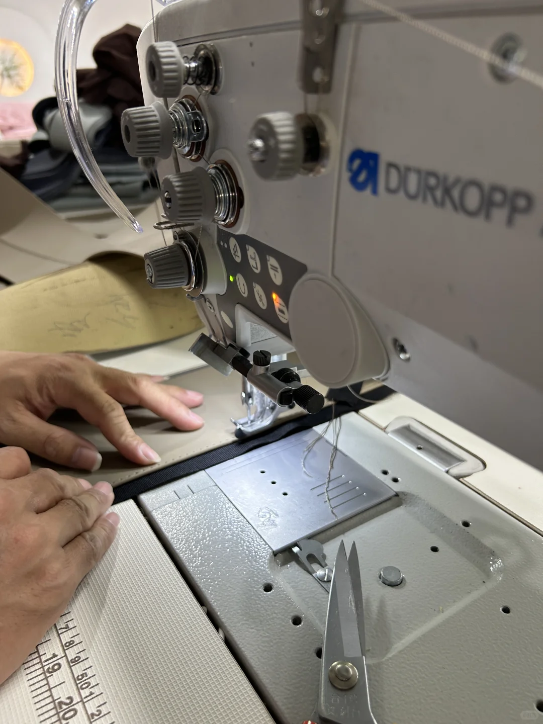 偷拍花瓣沙发生产线！从内到外扒光给你看