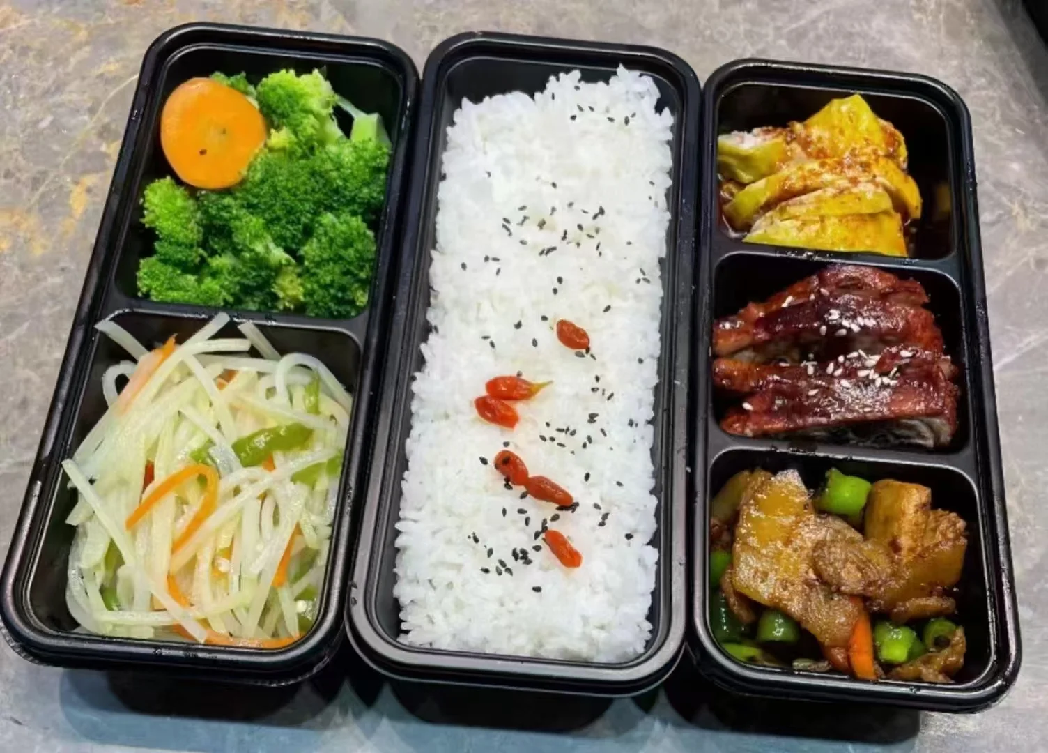 会展中心团餐配送展位，提供发票，馆内餐厅