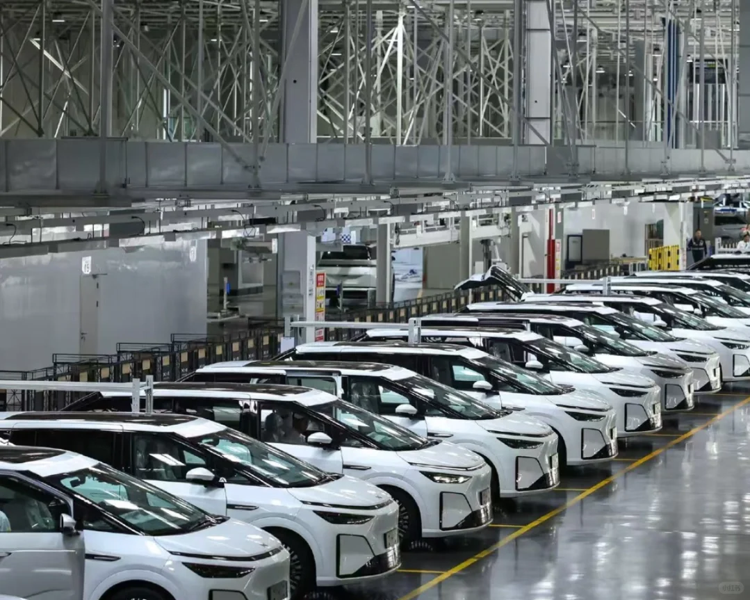 100万鹏友共见证 小鹏2025百万整车荣耀下线