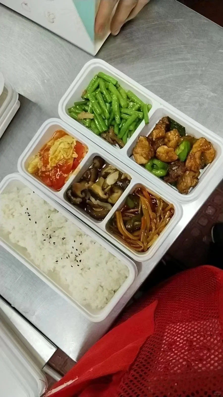 会展中心团餐配送展位，提供发票，馆内餐厅