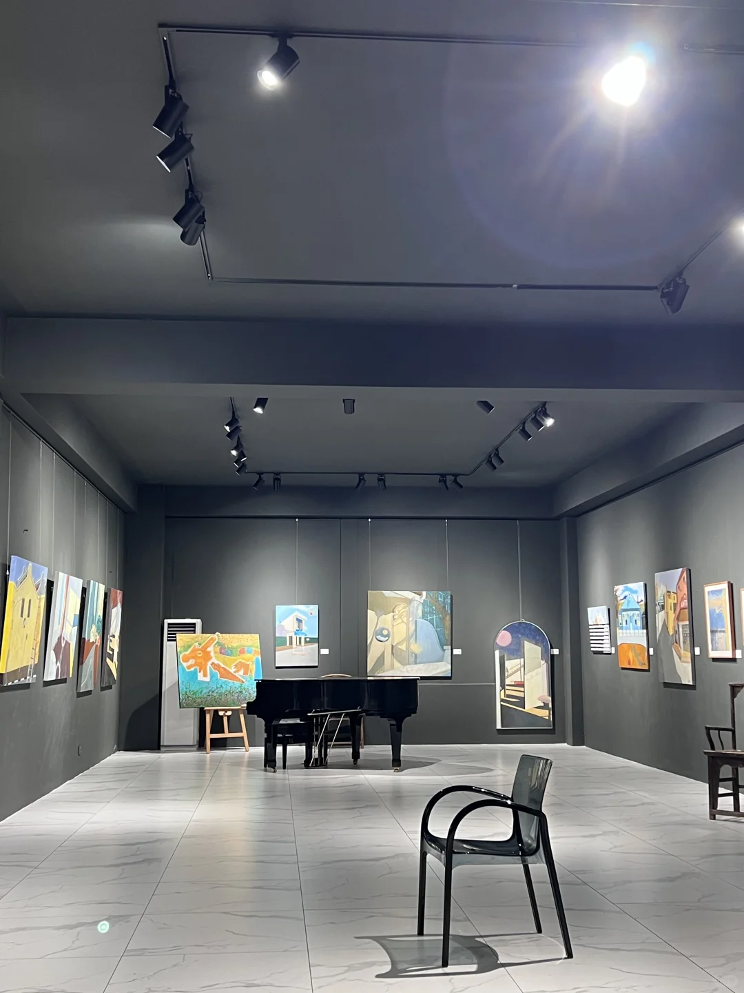 ??沉浸式参观美女画家黄丽娴的个人画展?