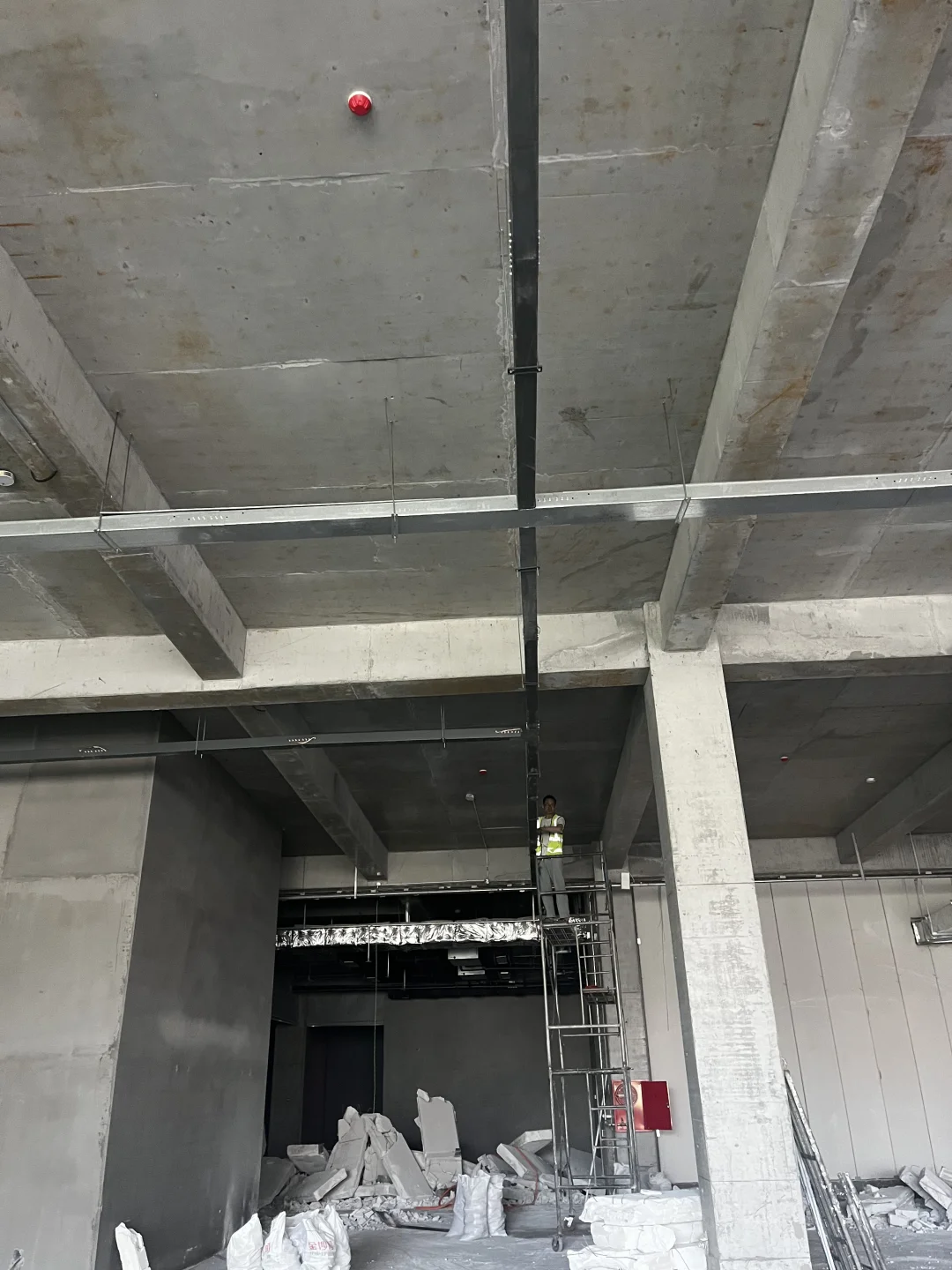 2000平汽车展厅装修