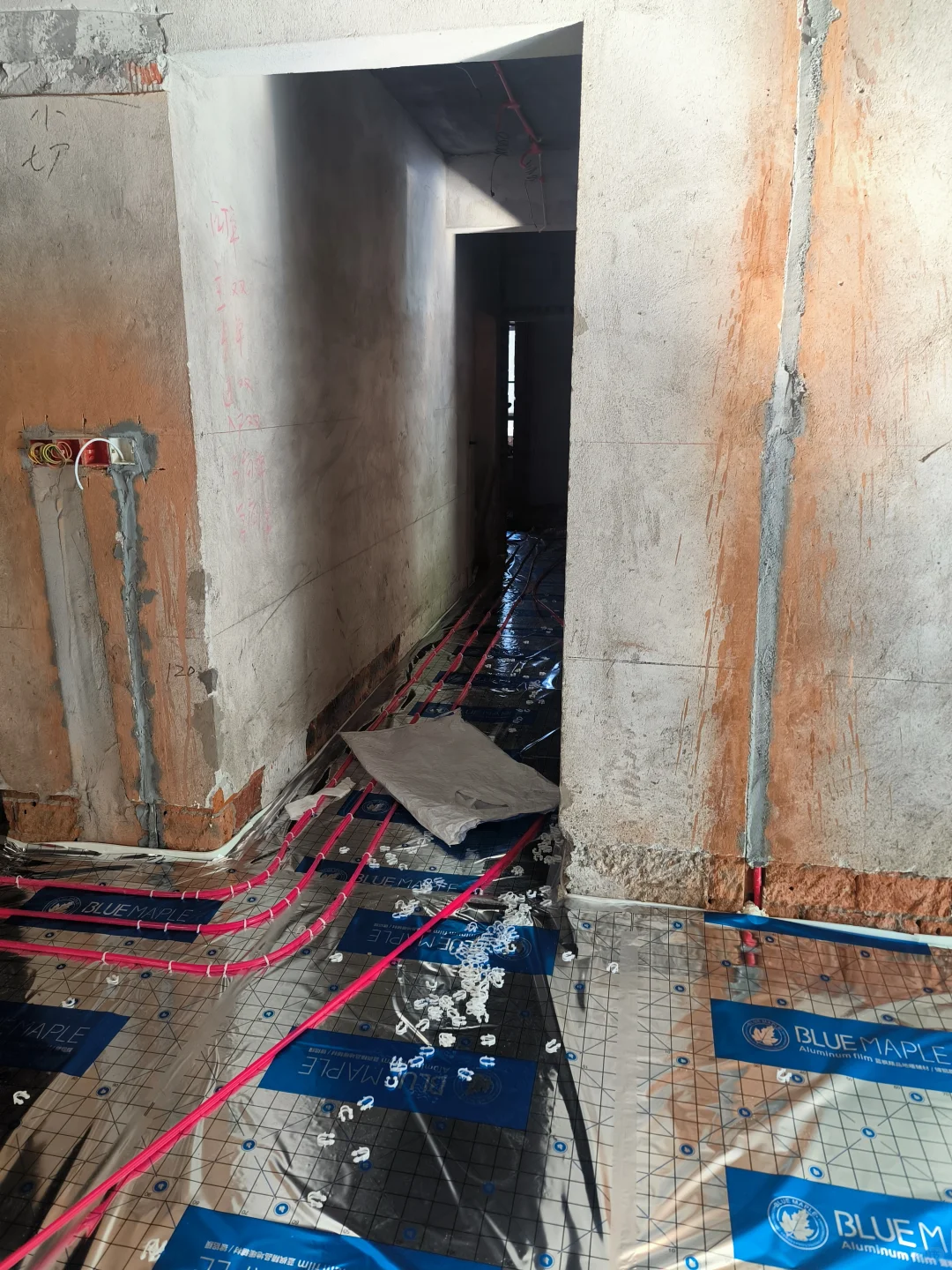 地暖施工到盘管道了 马上就能做完了哦