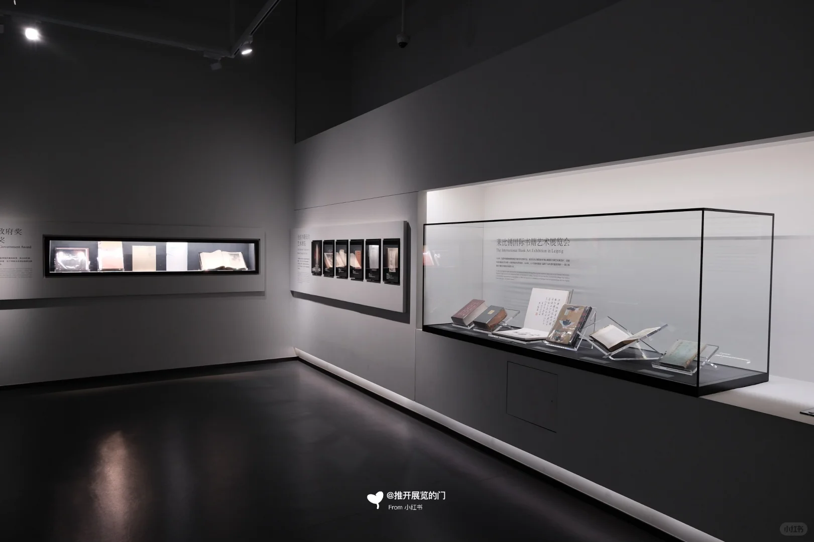 这个馆真是简洁又高级啊……