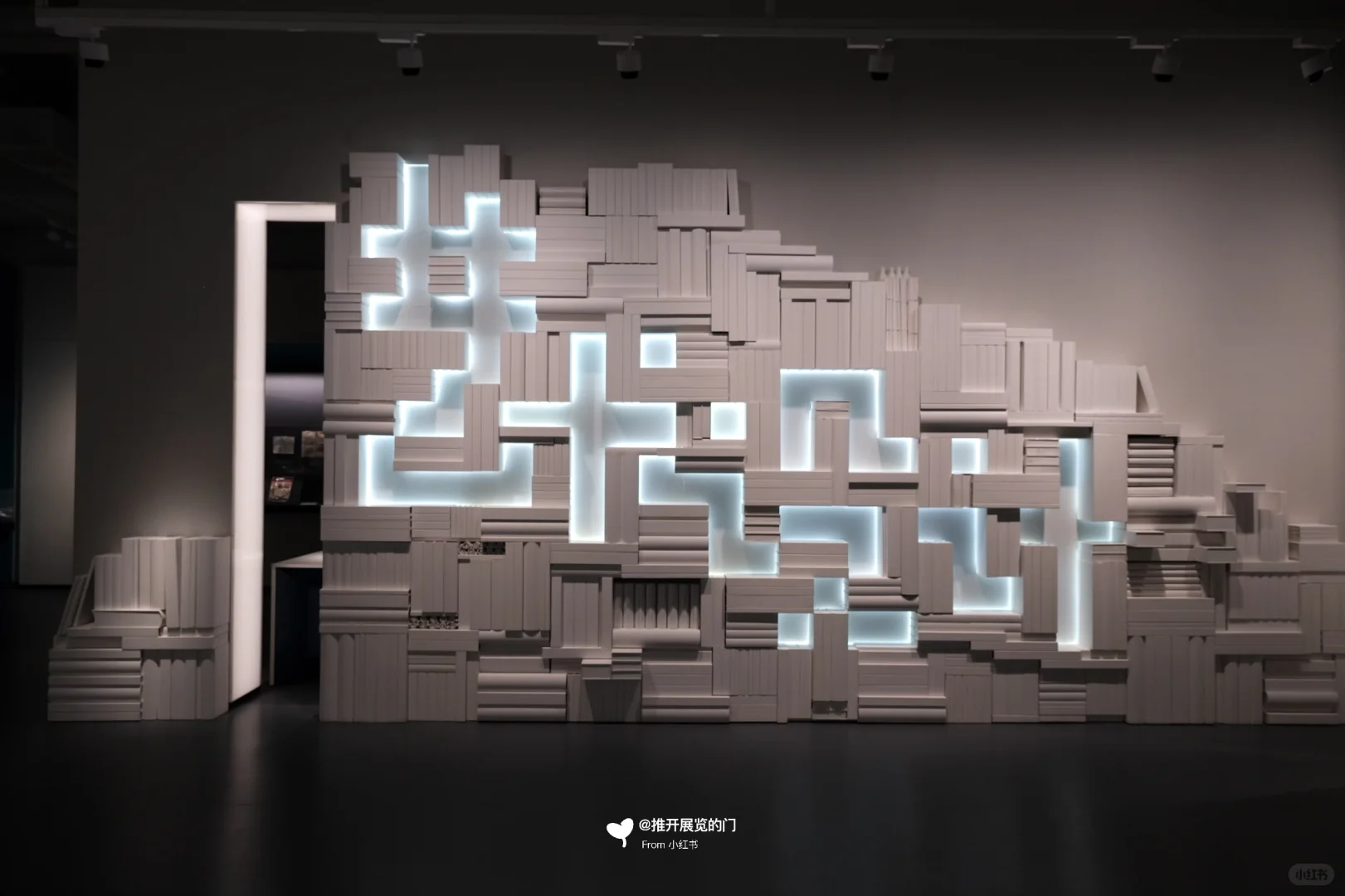 这个馆真是简洁又高级啊……