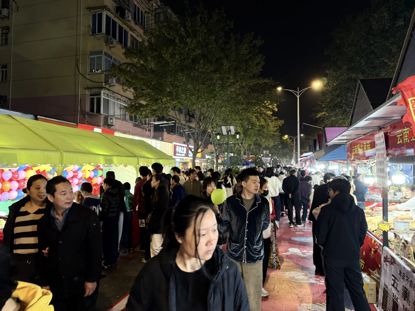 镇上实在是太热闹辣