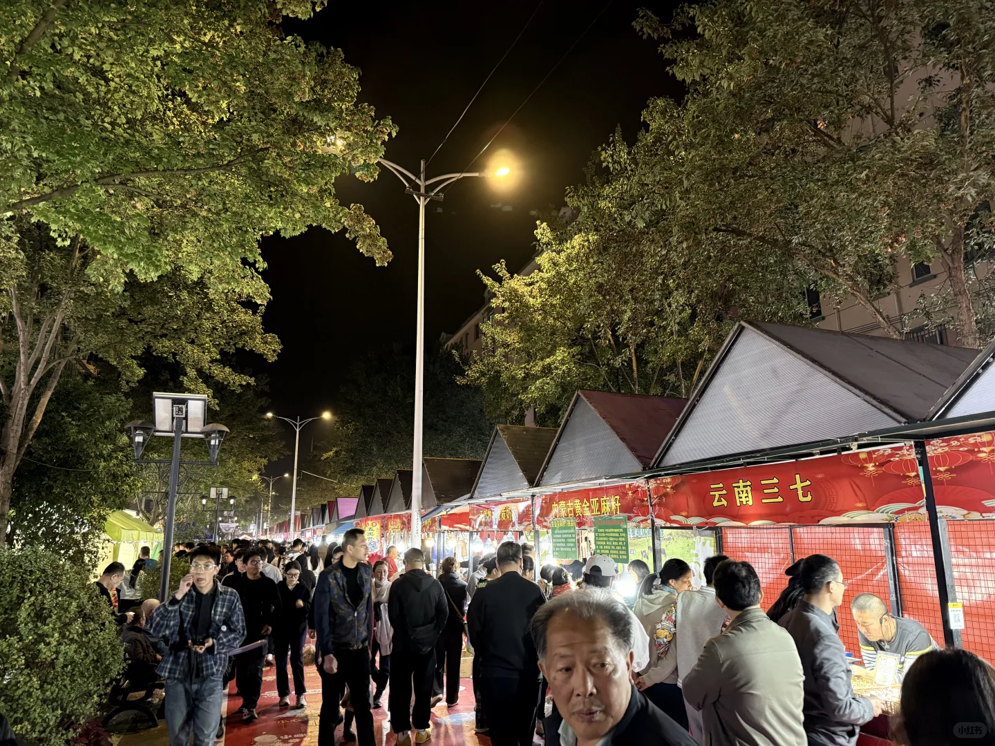 镇上实在是太热闹辣