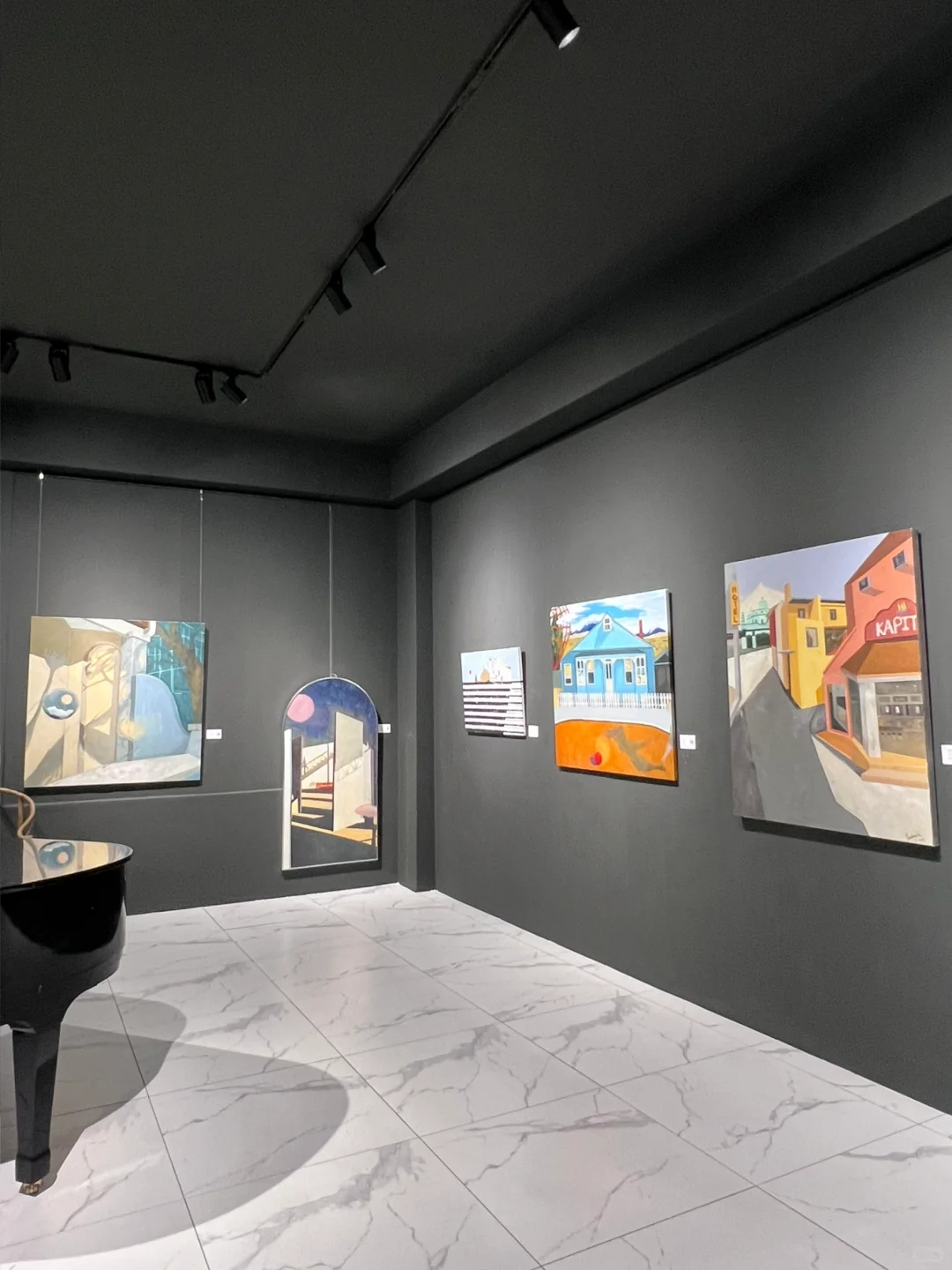 ??沉浸式参观美女画家黄丽娴的个人画展?