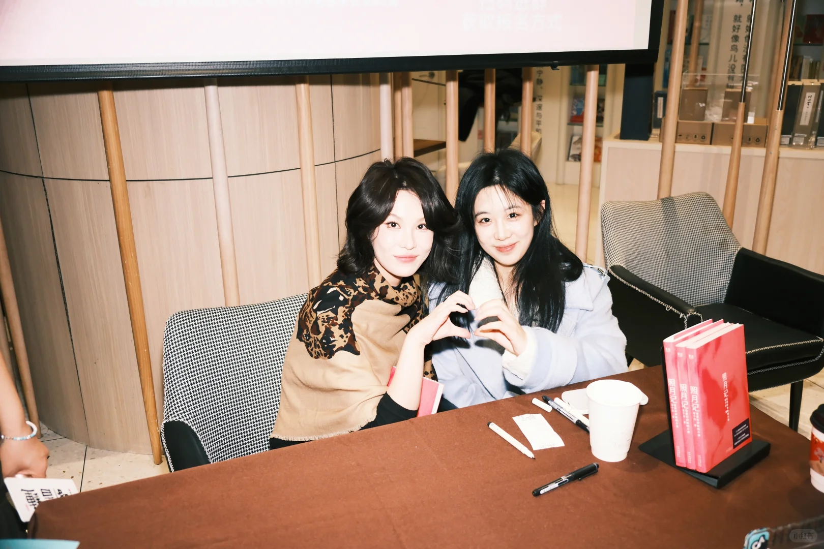 是谁这么和这个月比心了