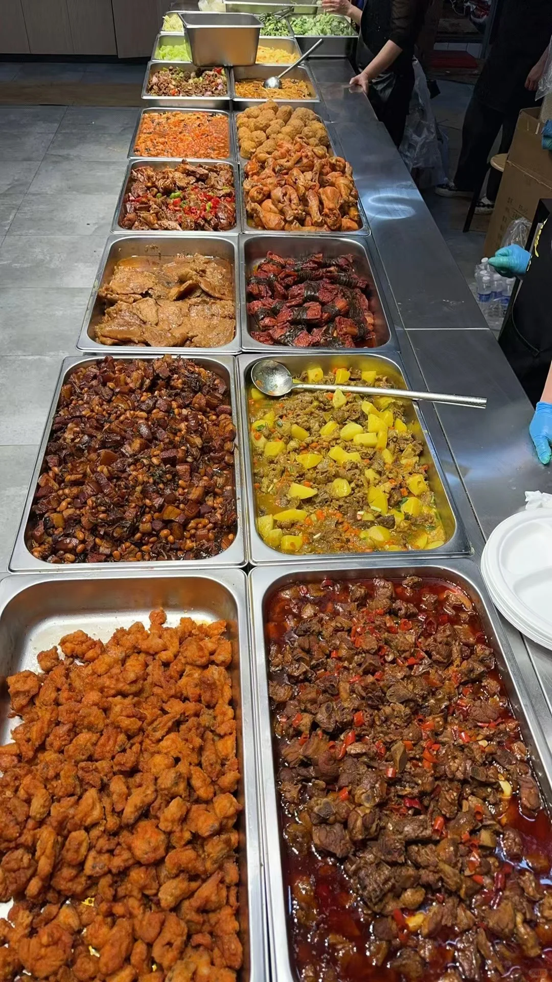 会展中心团餐配送展位，提供发票，馆内餐厅