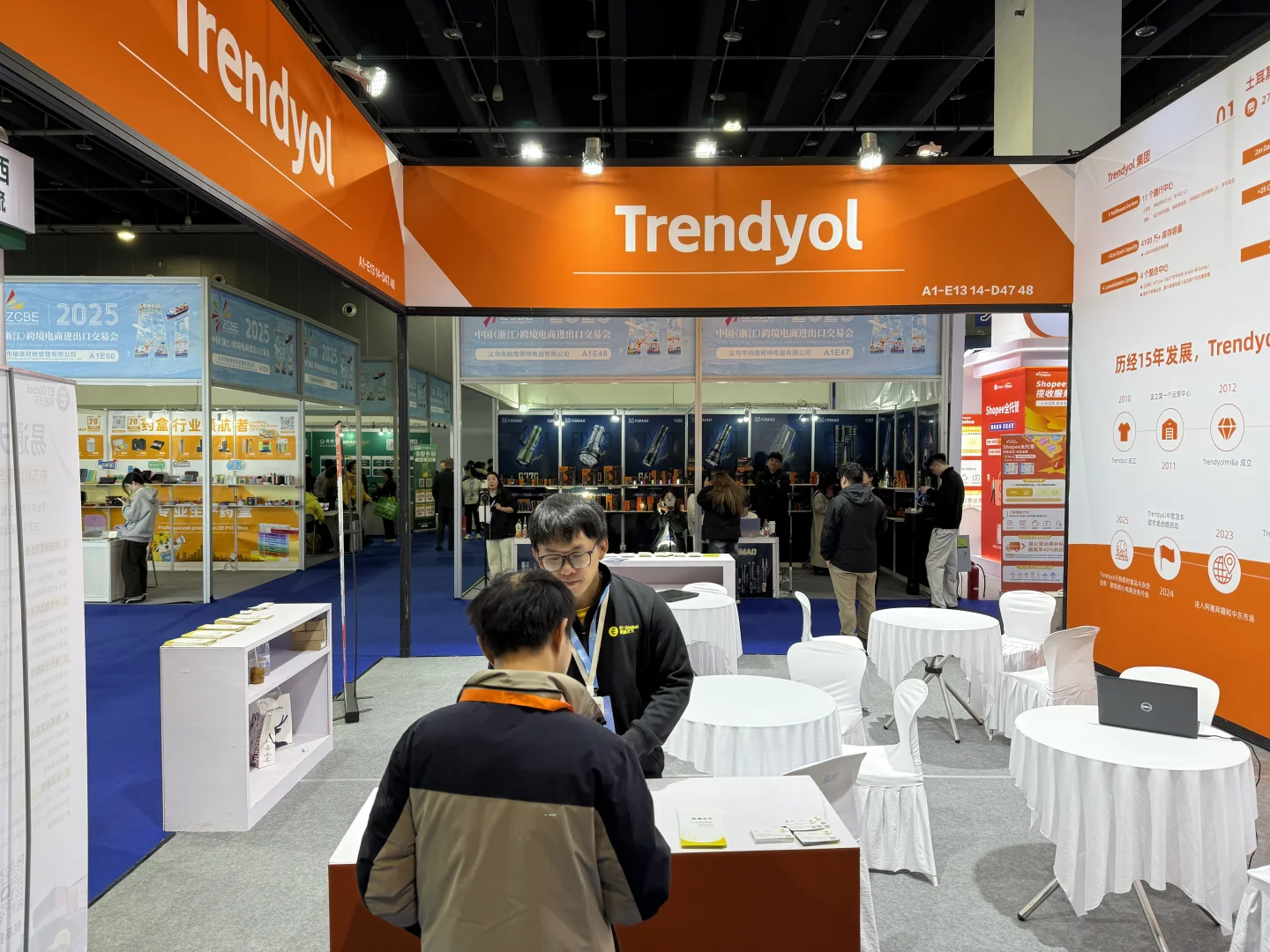 义乌展会现场交流