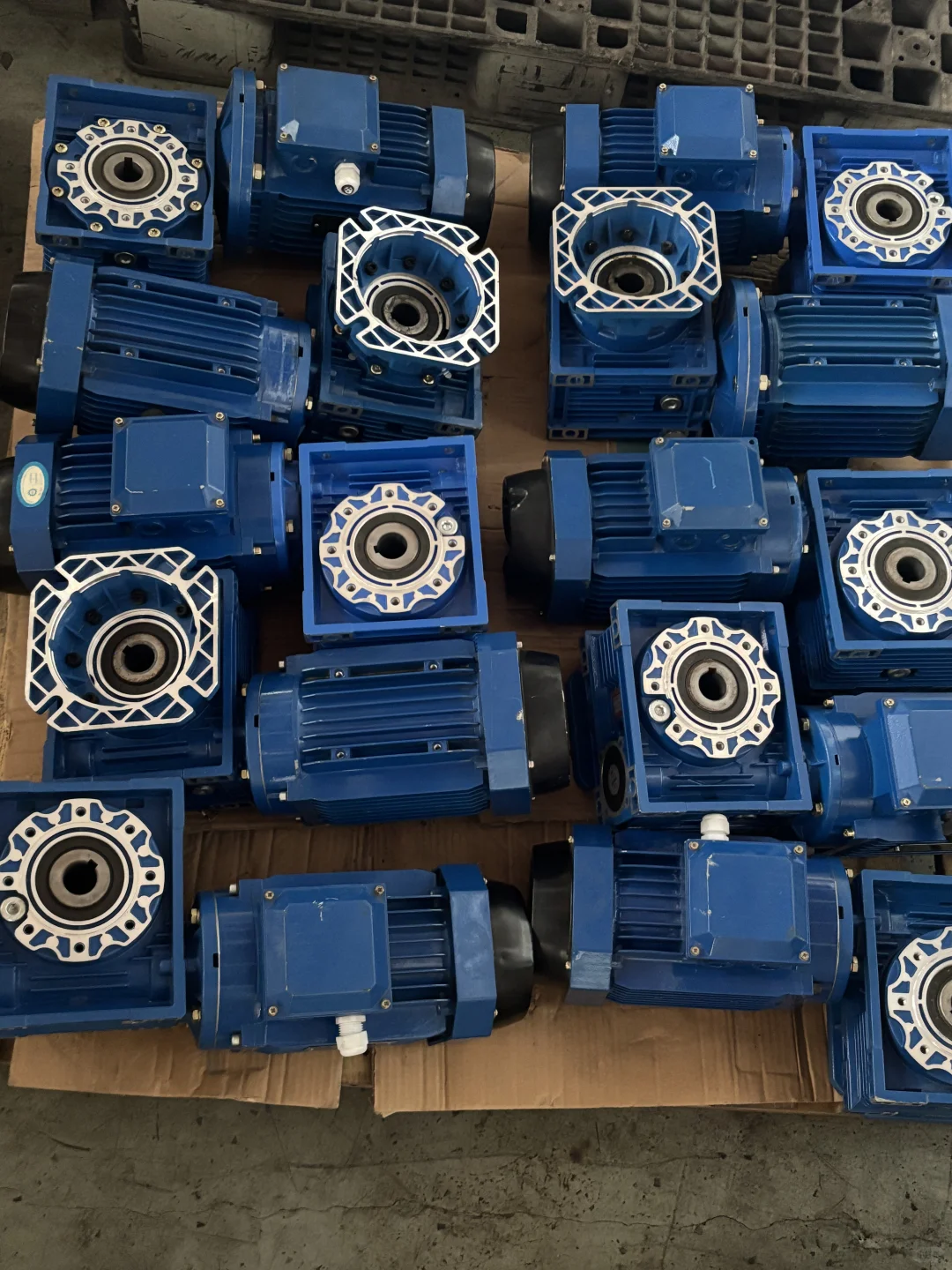 各种电机 变频器 减速机 升降机