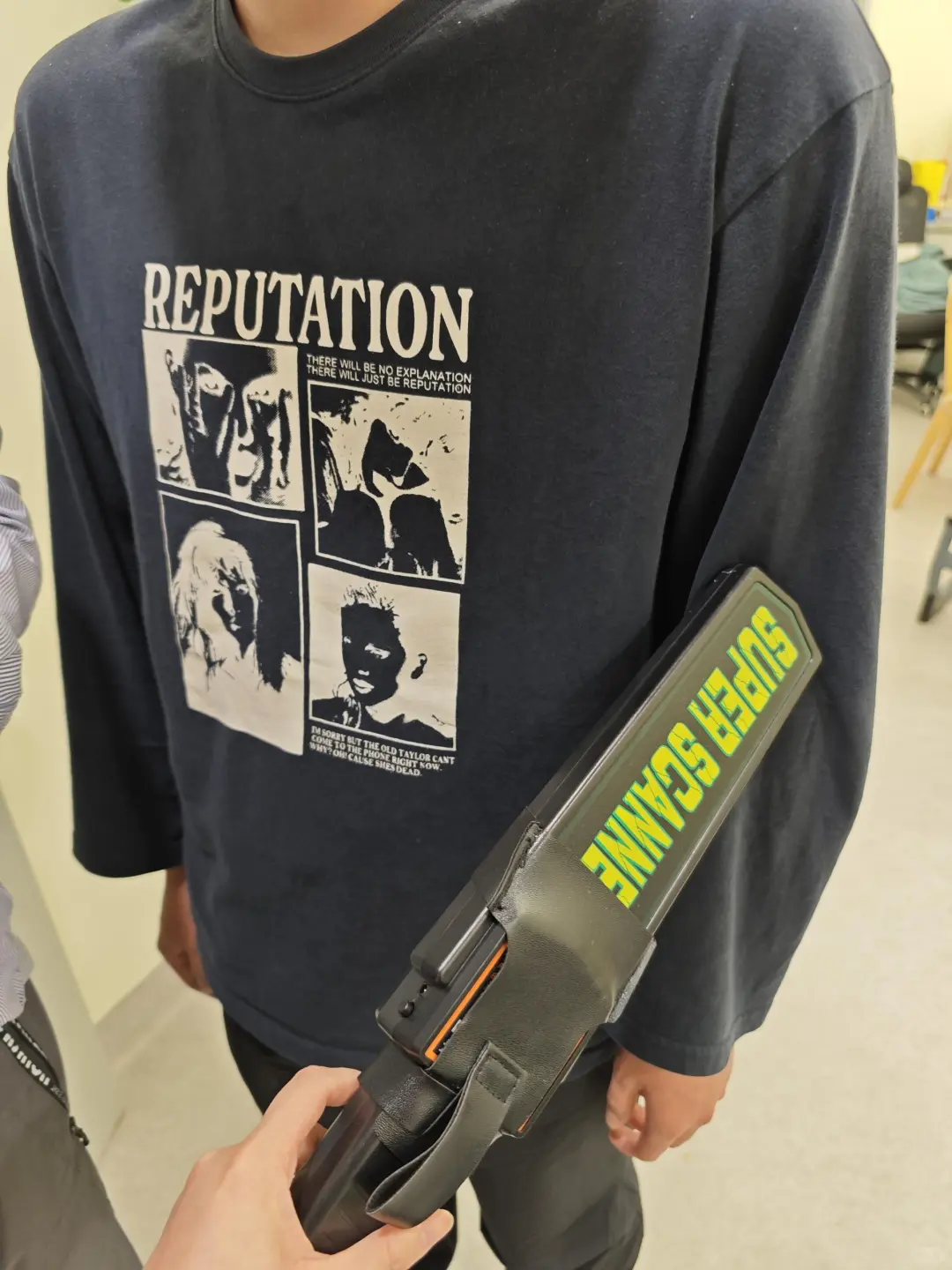 金属探测仪～进校就收手机！