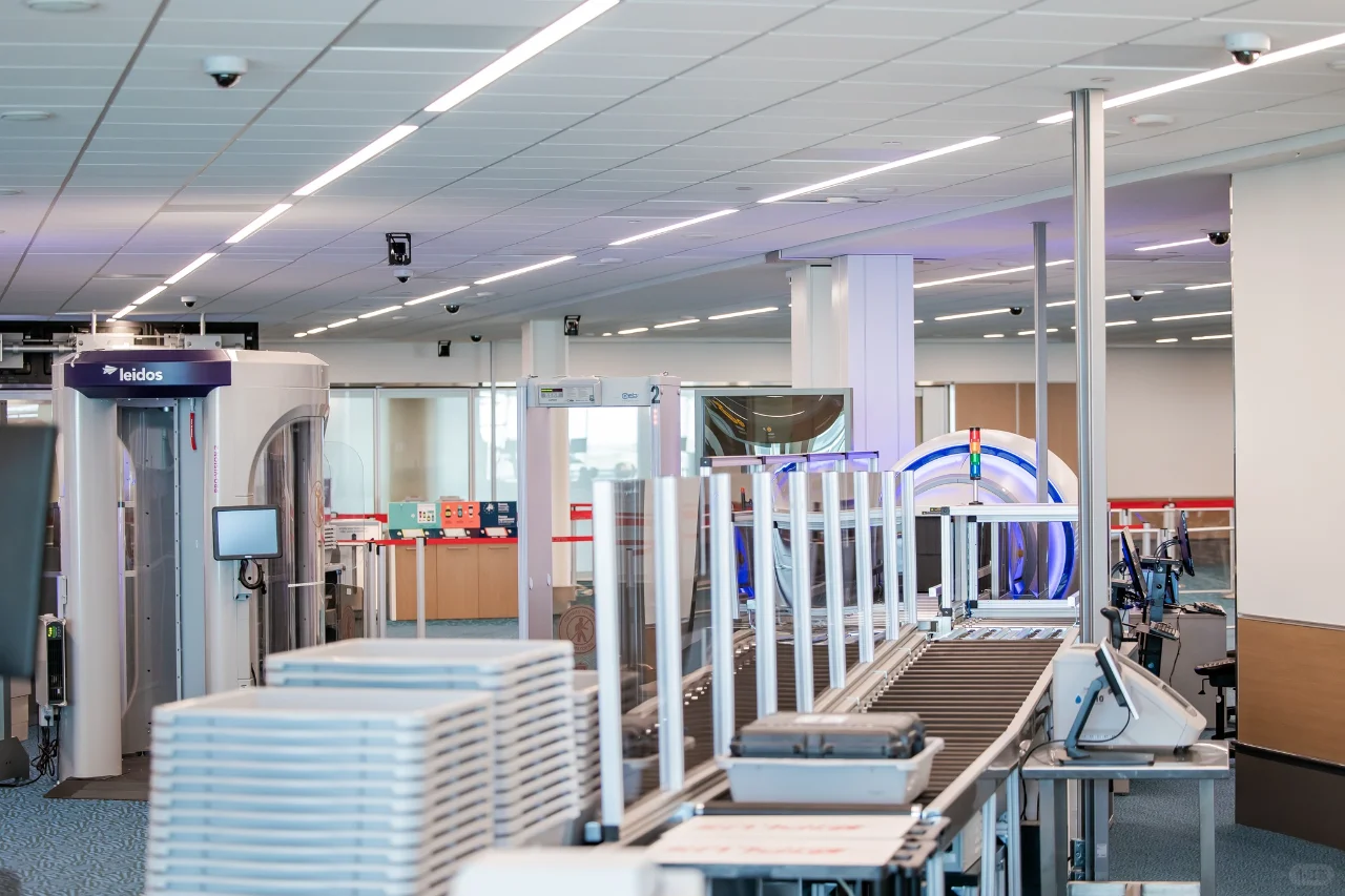 温哥华机场开启安检新时代终于不用取出液体