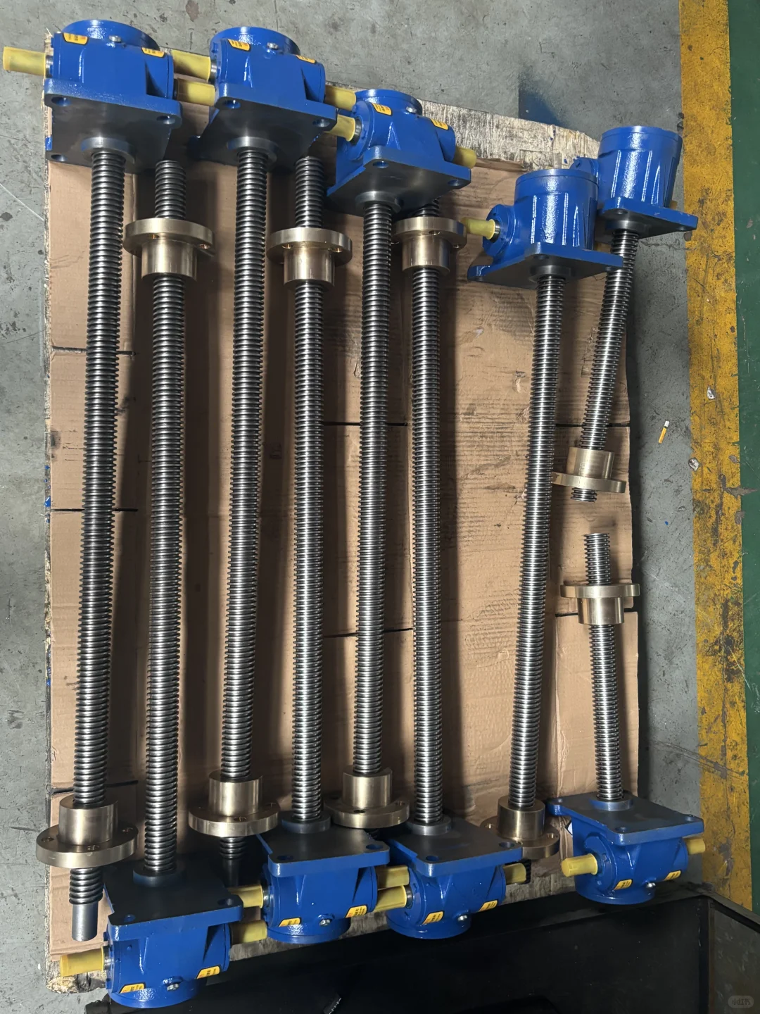 各种电机 变频器 减速机 升降机