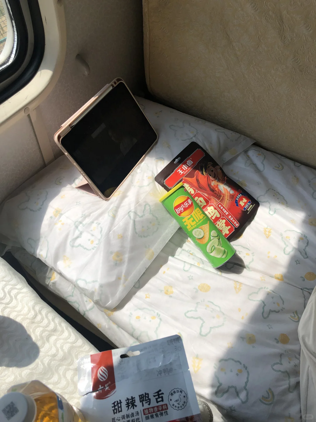 上车看到这种卧铺，人都懵了。。。