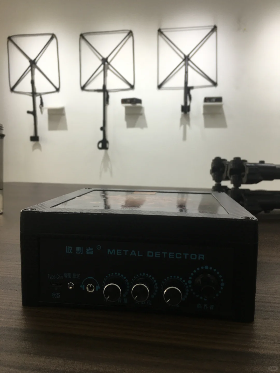 【50岁大叔入手收割者金属探测仪，拆迁村一探