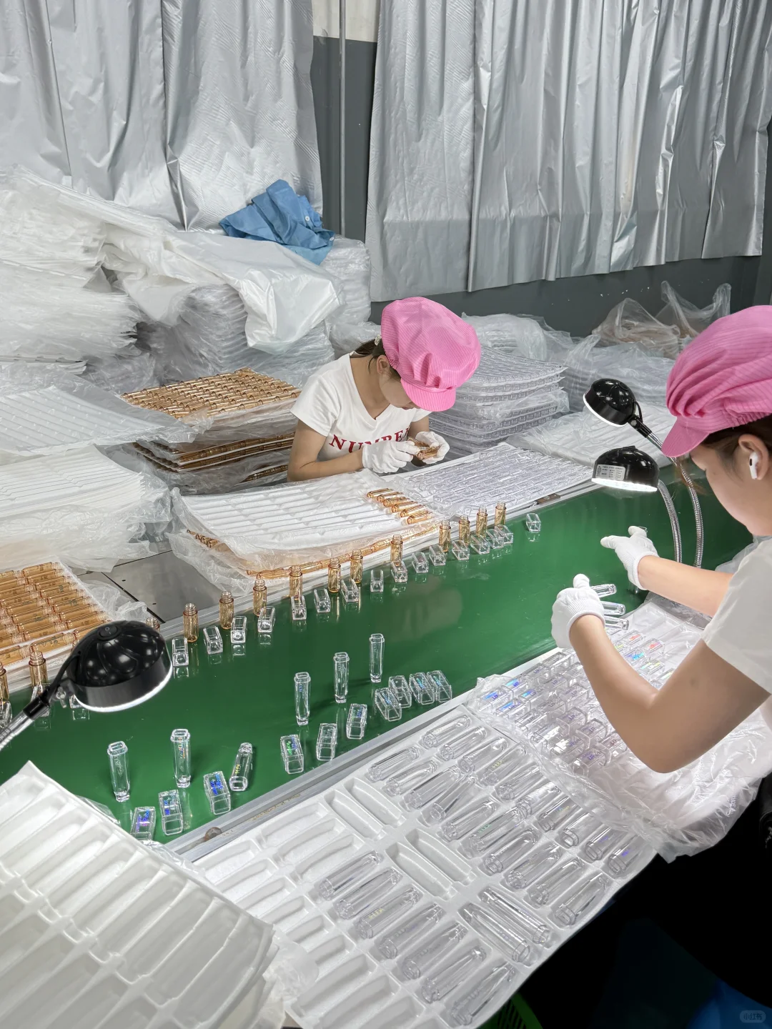 忙忙碌碌的化妆品车间~