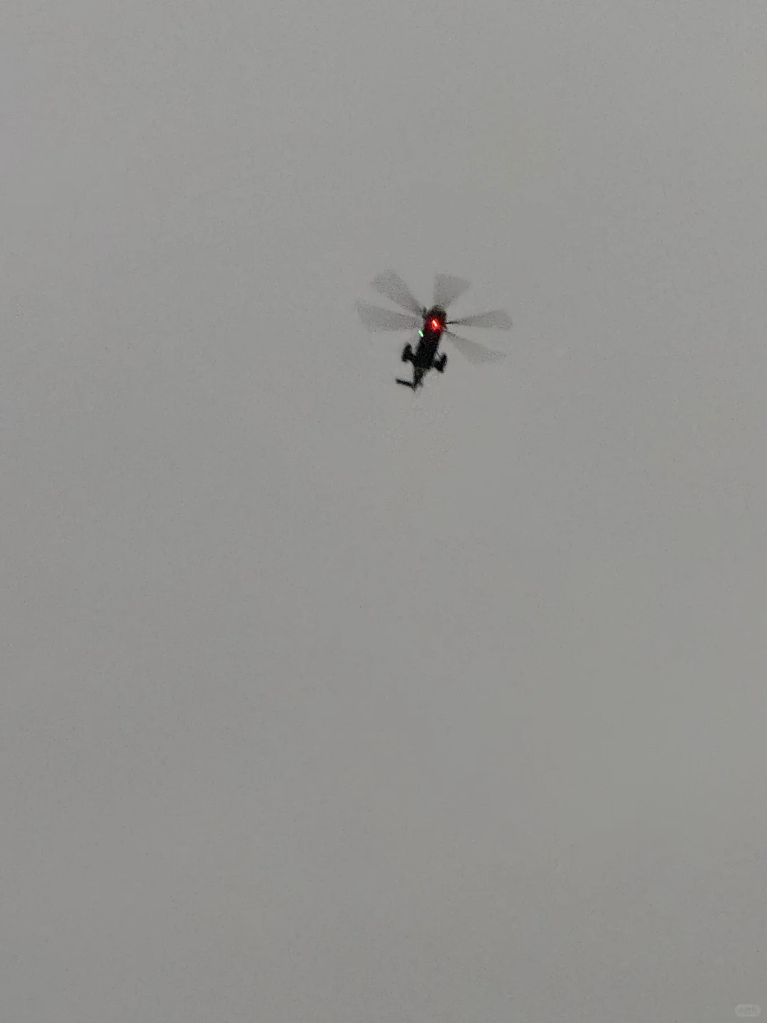 直升飞机，来来往往