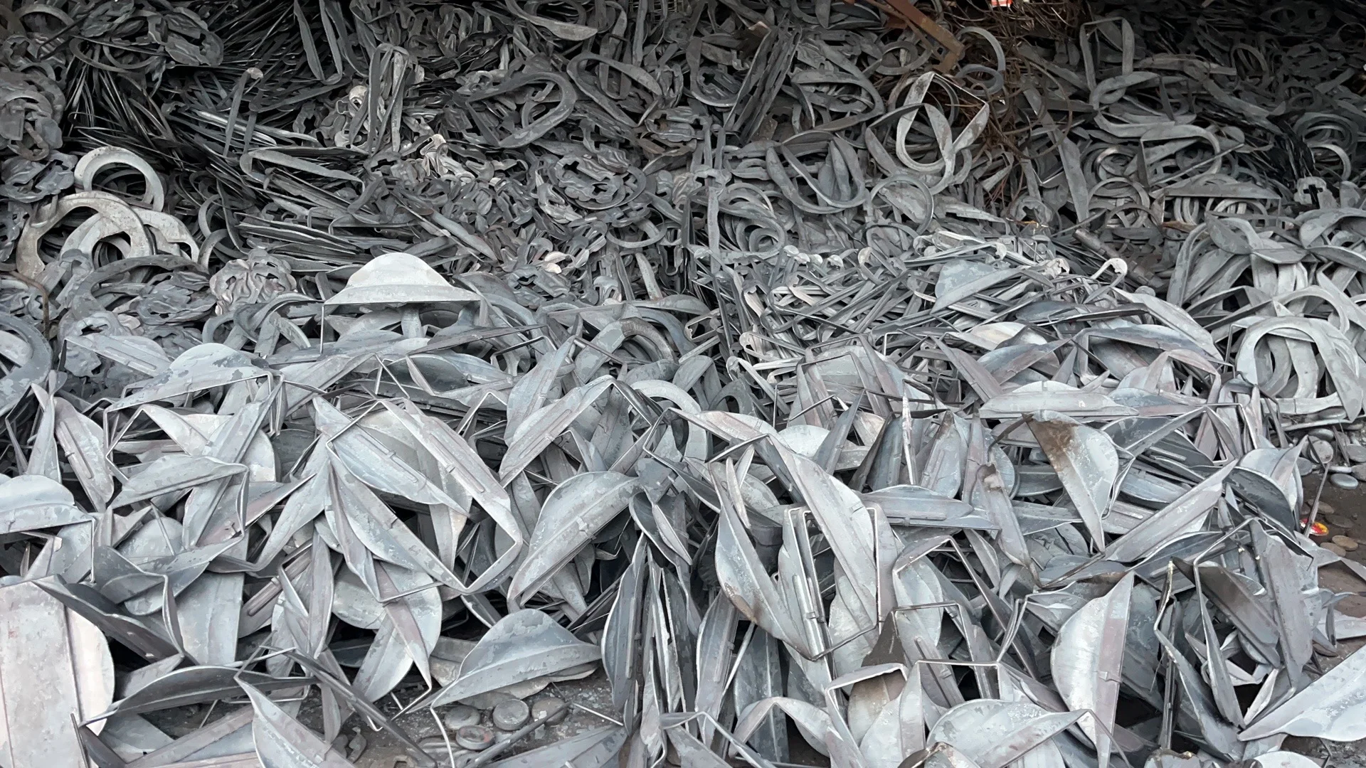 现金大量收购锻打热冲，马蹄铁