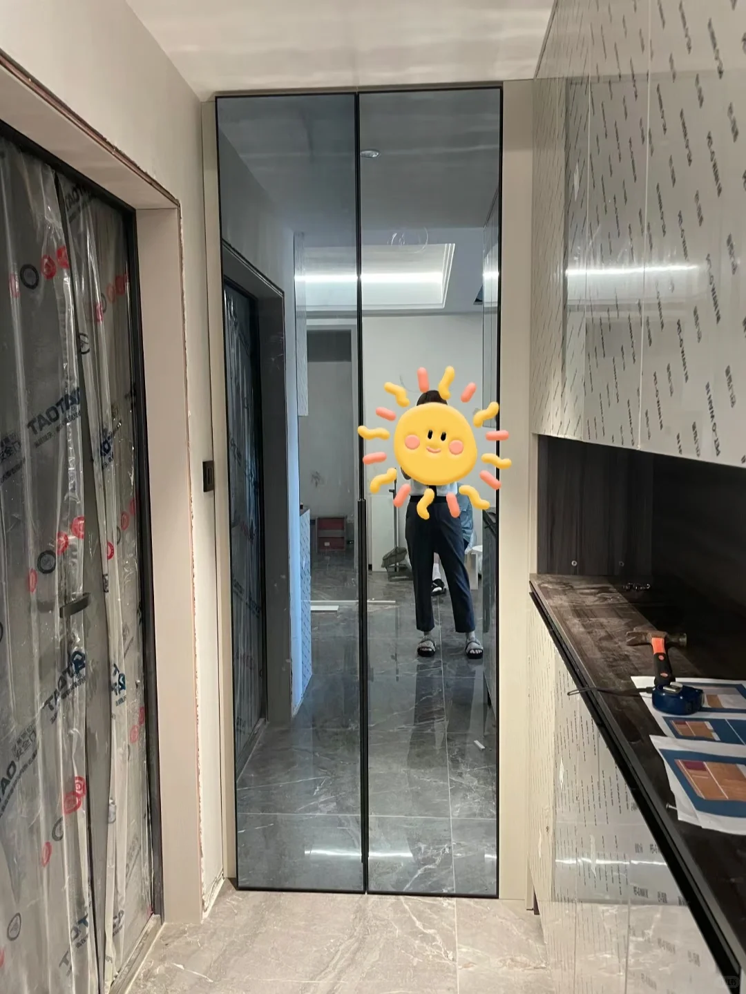 镀膜玻璃门300一方，玻璃柜2100一方