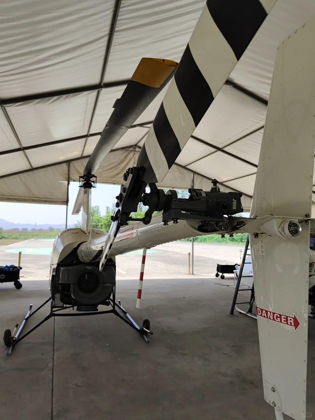 罗宾逊R22直升机