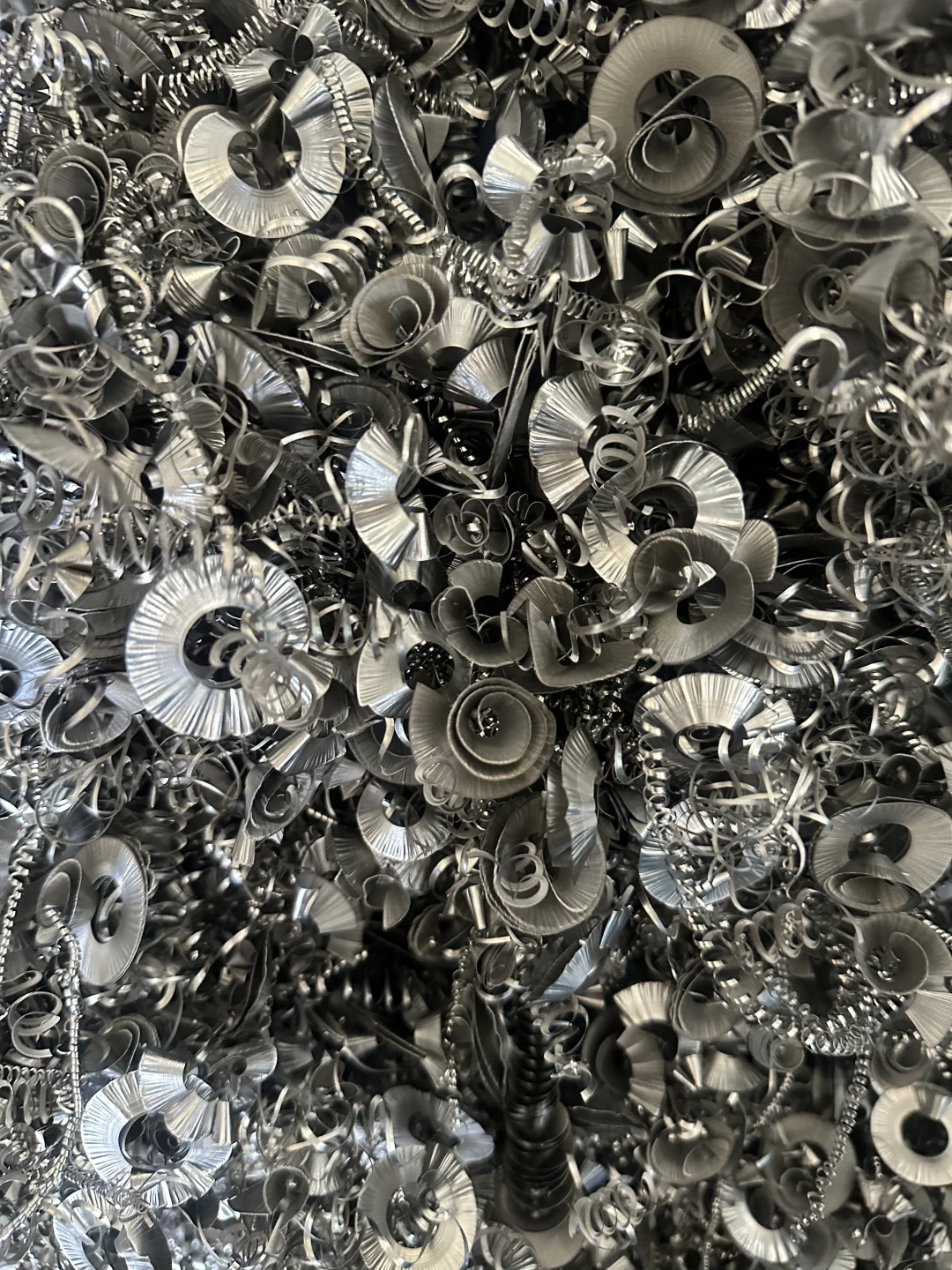 00后接手金属废料厂一年能赚多少？