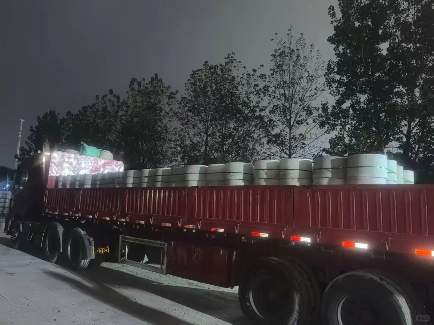 寻无人机吊运水泥墩子