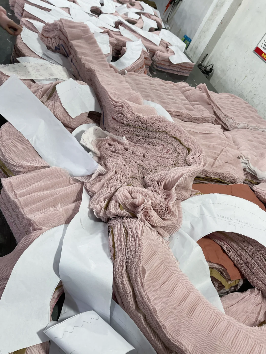 ??开发自己的服装品牌怎么跟工厂合作