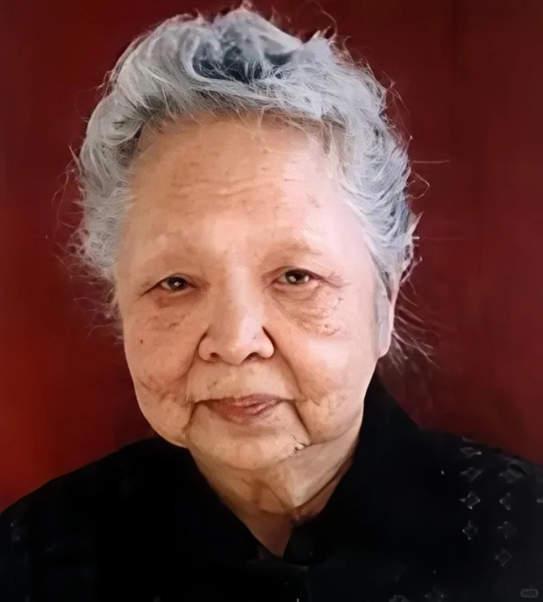 两个小水晶瓶子，让美国人苦胆都悔青了