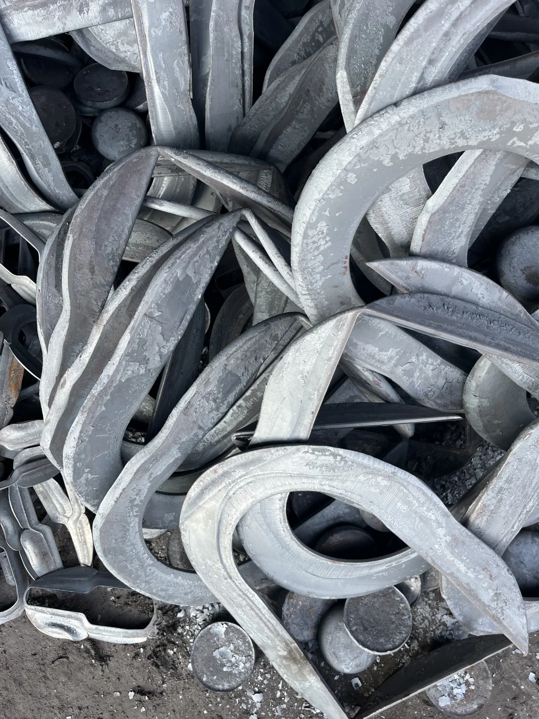 现金大量收购锻打热冲，马蹄铁