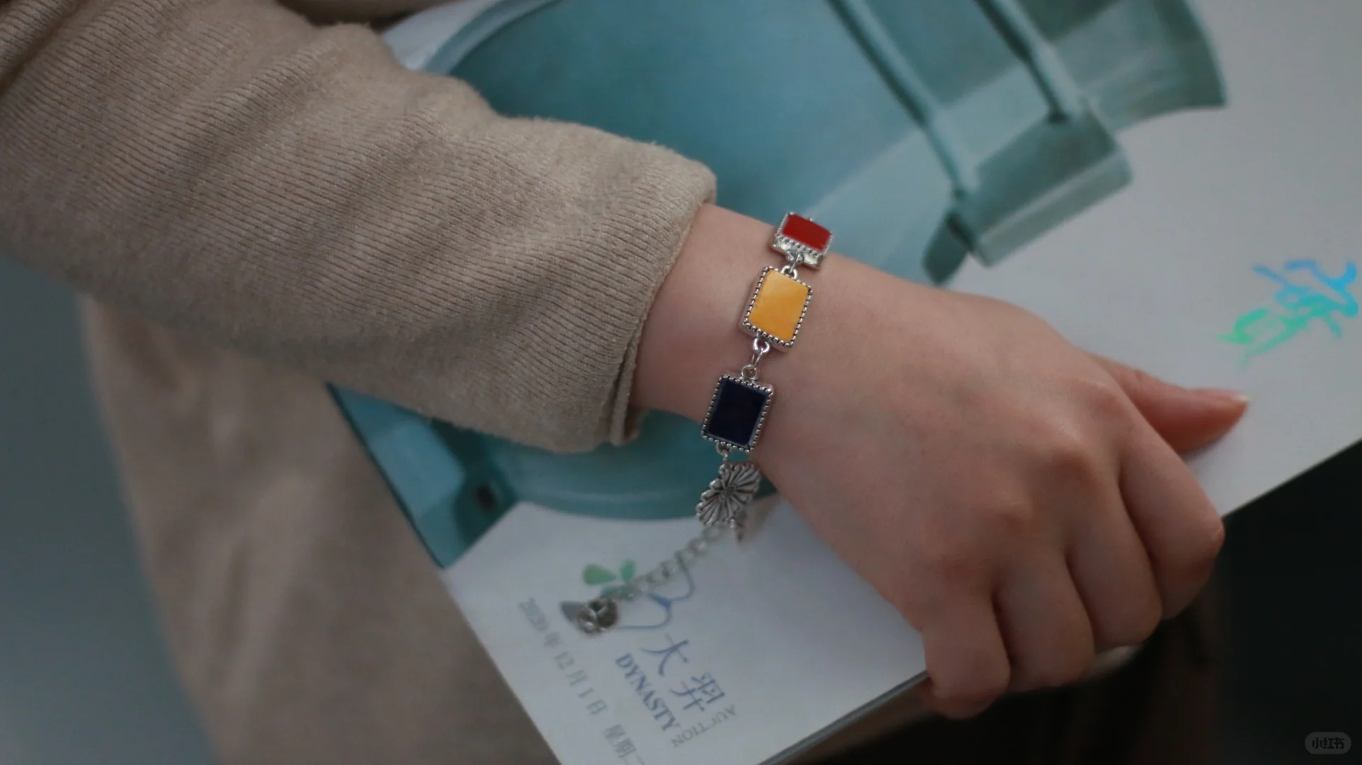 我把陶瓷碎片戴在了手上