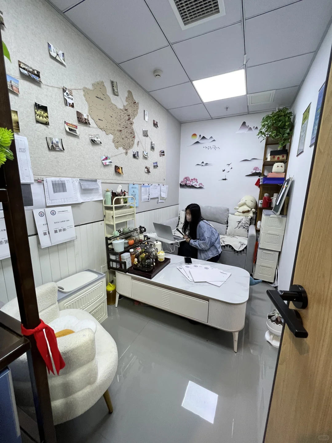 我姐开的5平“旅游公司”?