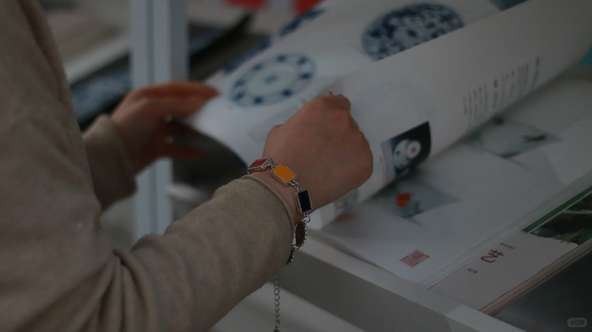 我把陶瓷碎片戴在了手上