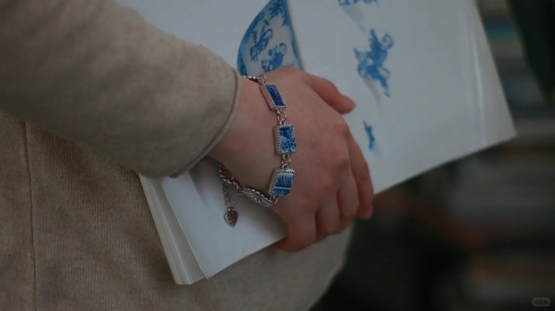 我把陶瓷碎片戴在了手上