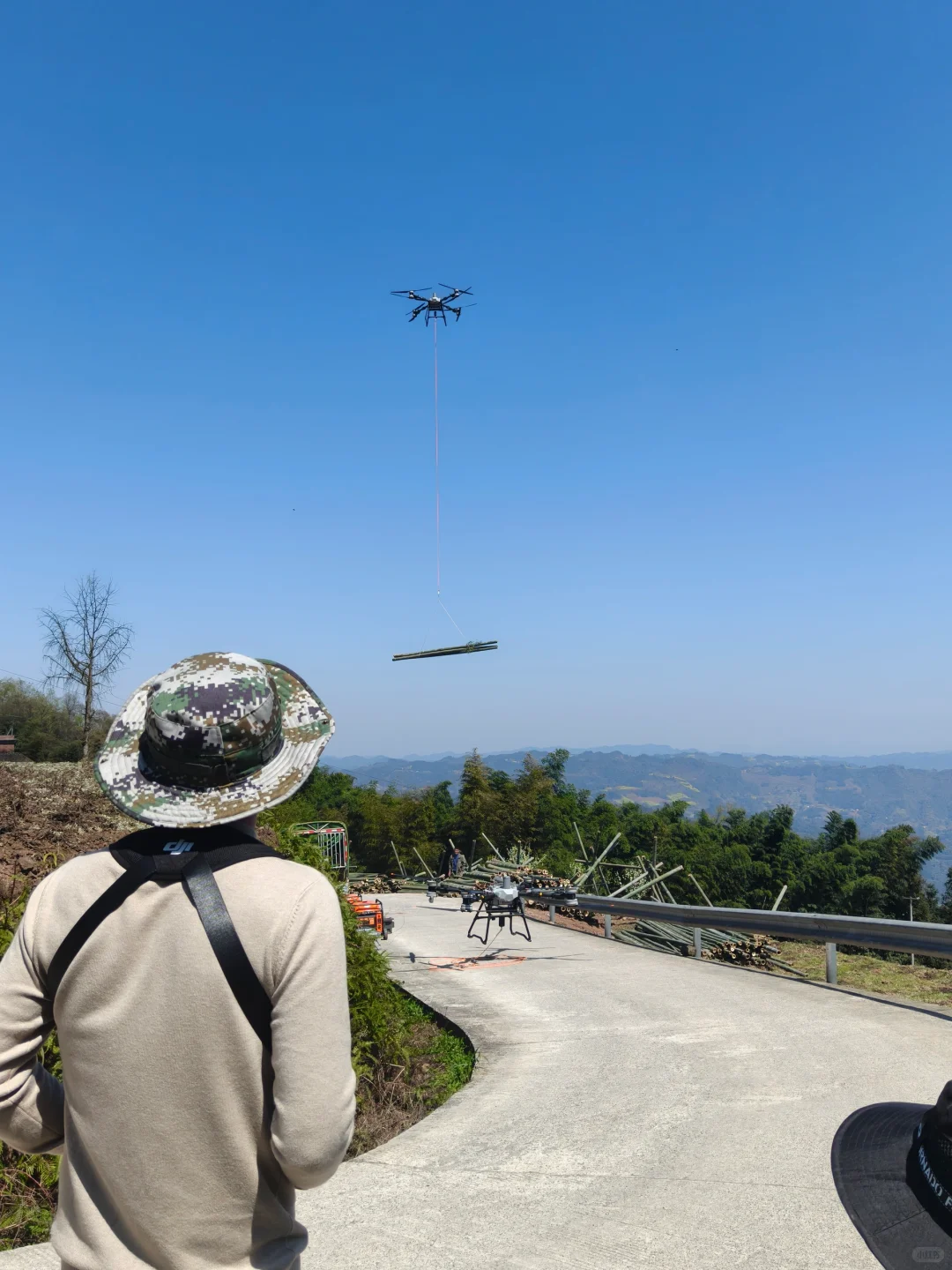 云南无人机吊运深山里的竹子