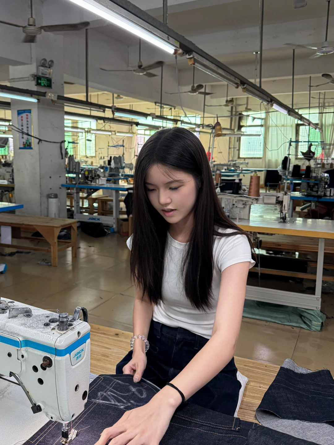 00后创业｜厂妹学做牛仔裤的一天！厂花的日常